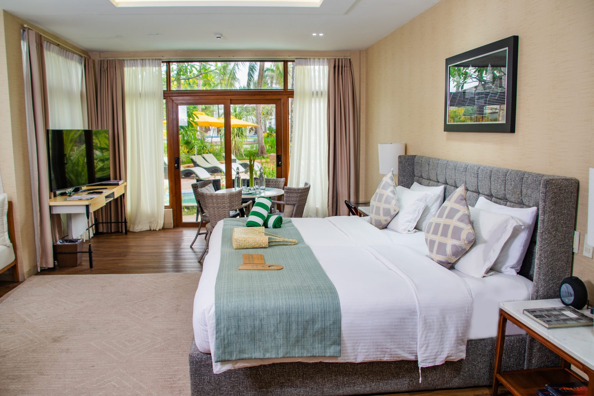 Deluxe Poolview (2)